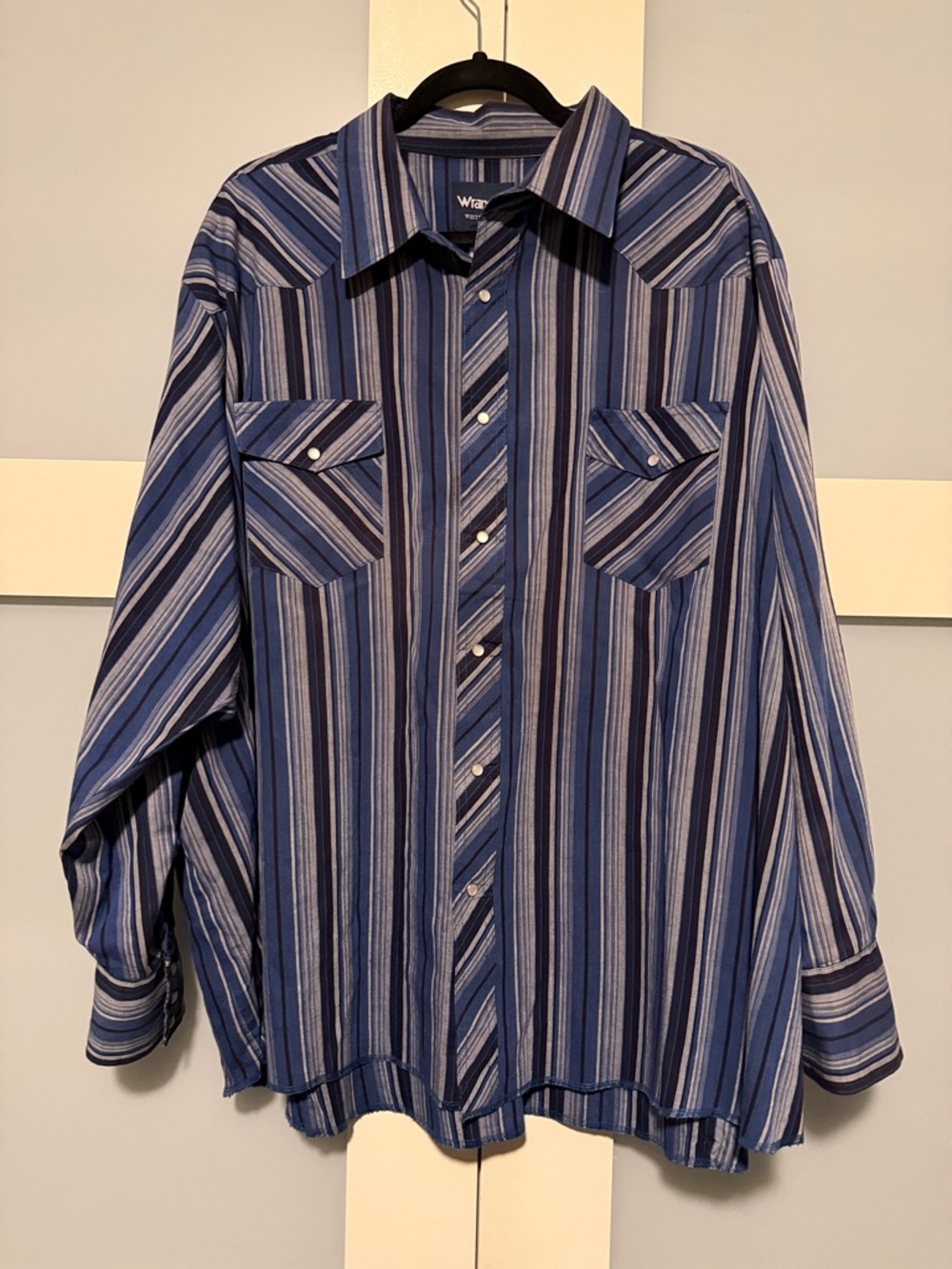 Men’s Vintage Wrangler Navy and White Pearl Snap Striped Western Shirt